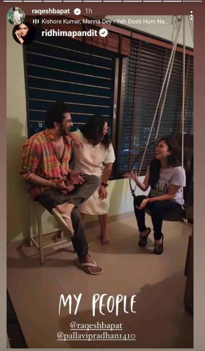 ZkTJ3's tweet photo. Happy he's enjoying himself in Bombay with his friends..
That smile 👌🧿  🙏
#RaqeshBapat #RidhimaPandit  #Pallavi https://t.co/rG04fs9NfS