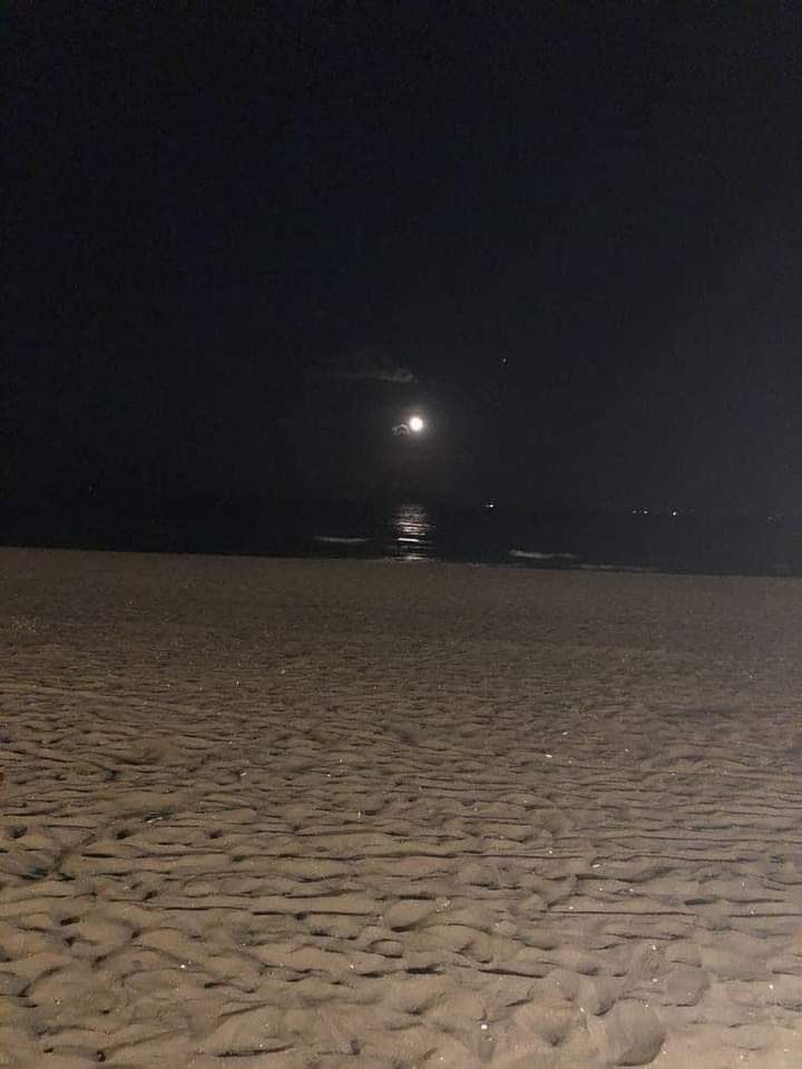 praia à noite é a melhor terapia.