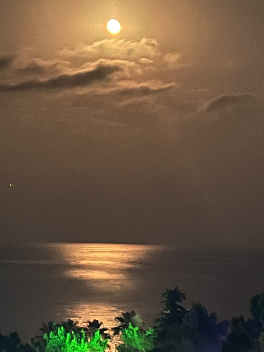 AY’ın gerçekte  kendine has aydınlık bir yüzü yoktur!
gün geceye evrilirken ışığını GÜNEŞten alır.  
Yeni bir günün, 
yeni bir umudun, 
yeni bir doğuşun ayak izi misali…