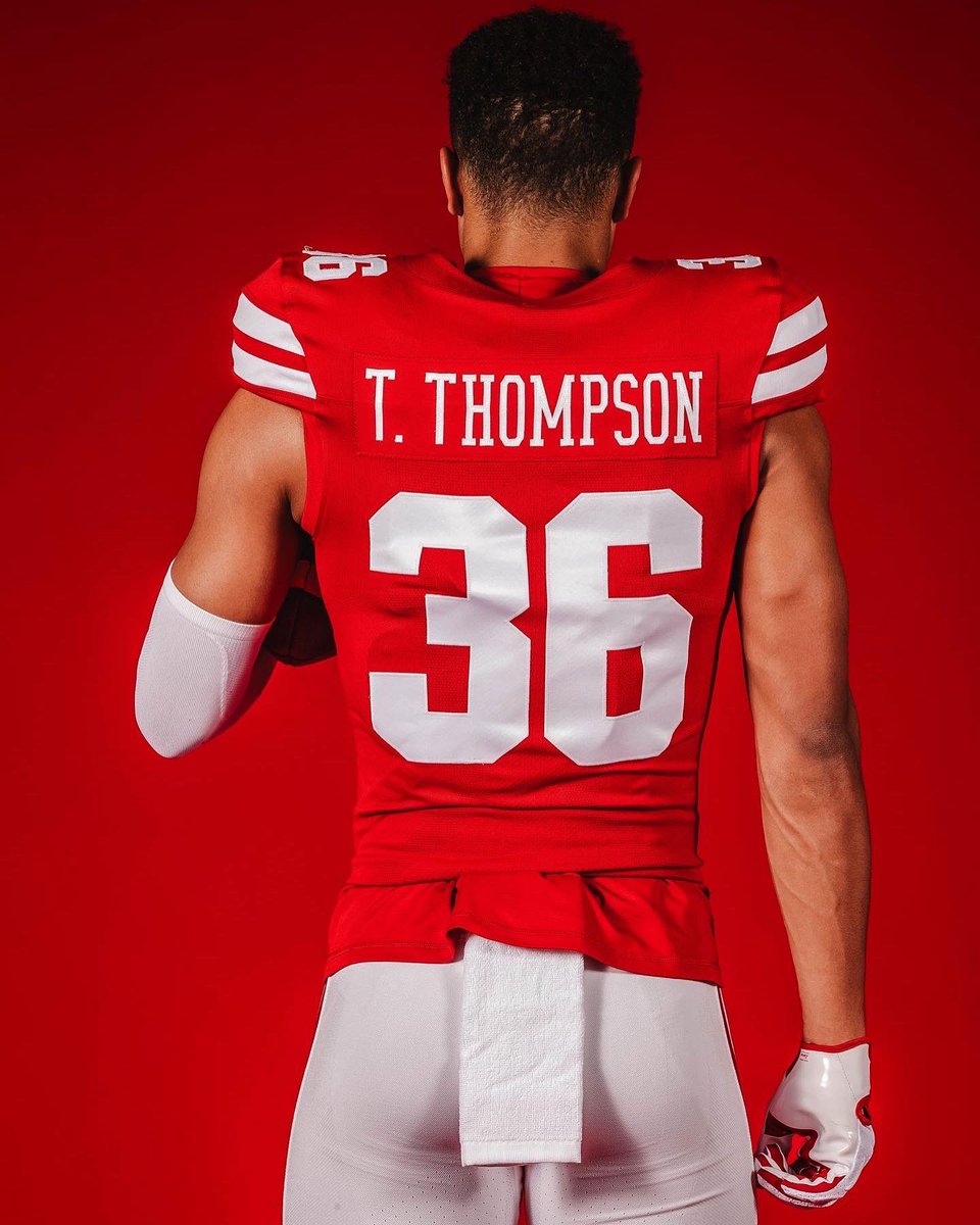 🧎🏽‍♂️🏴‍☠️