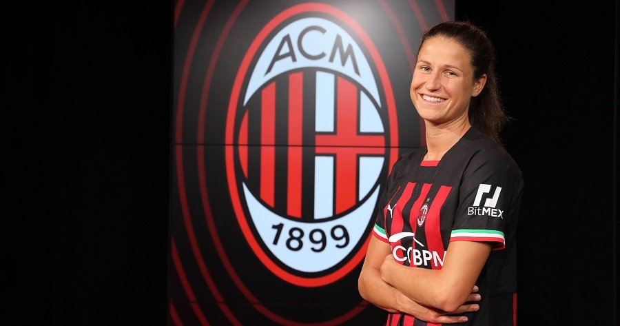 LucaManinetti's tweet photo. 🚨 Escl. Noemi #Carage verso l'addio al #MilanFemminile. Il terzino 🇫🇷 ha trovato poco spazio tra le file 🔴⚫️ in questa stagione. Il contratto della numero 15 milanista scade il 30 giugno 2024. Due le ipotesi (prestito annuale) o cessione a titolo definitivo (per monetizzare) https://t.co/i95d4Dktw0