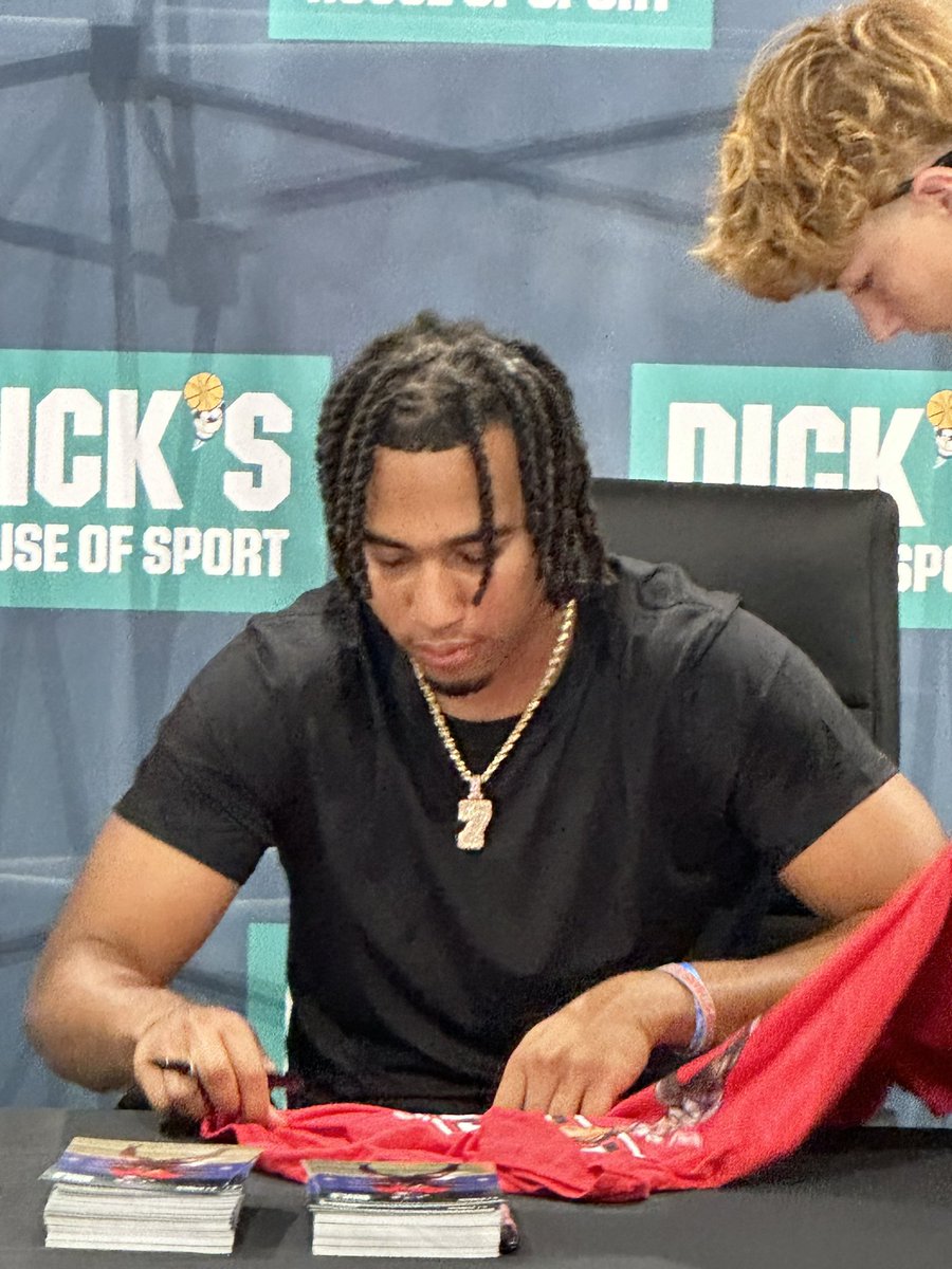 Look who I spotted at the new Dick’s house of sports at baybrook mall that is right Houston Texans rookie quarterback  CJ Stroud https://t.co/vUDZmHIneb