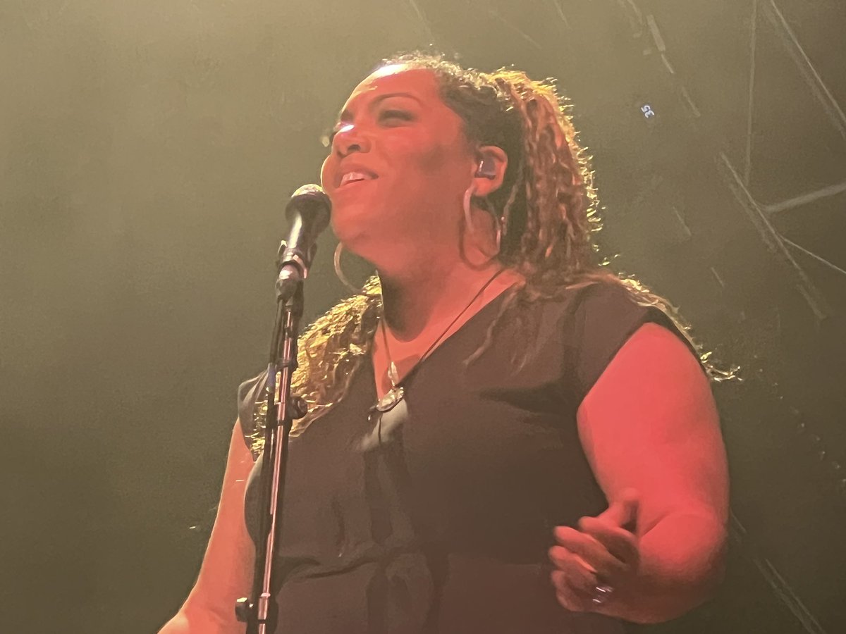 baileypup97's tweet photo. @AndyeIsTheNews @tearsforfears @PapaSFans @TheRealLEvans 

Photos by me - lighting made these kind of hard. Lauren, you are a true joy!

Raleigh NC. July 8, 2023. https://t.co/dJVYiJUSzZ