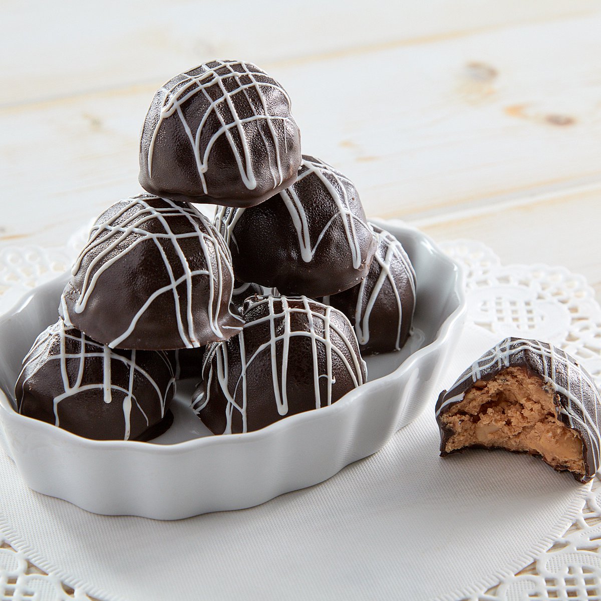 Every day we're Trufflin'.😎 Oreo® Truffles dipped in white chocolate or Peanut Butter Truffles dipped in chocolate... Which of these two Dessert Gallery favorites would you choose?