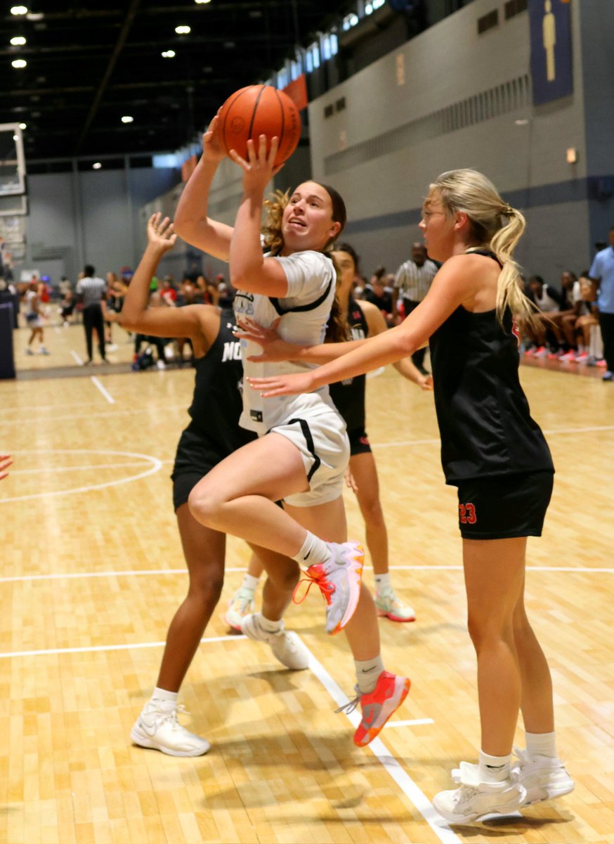 mwehoops_eybl's tweet photo. 2025 - Guard - Valerie Richardson (@ValerieR2025) continues her hot shooting today. Hitting six 3️⃣s and finishing with 24pts to help 17 Nike win their first game of the day.

#MidwestEliteEYBL
#leftyshooter https://t.co/SrdUQsCxa9