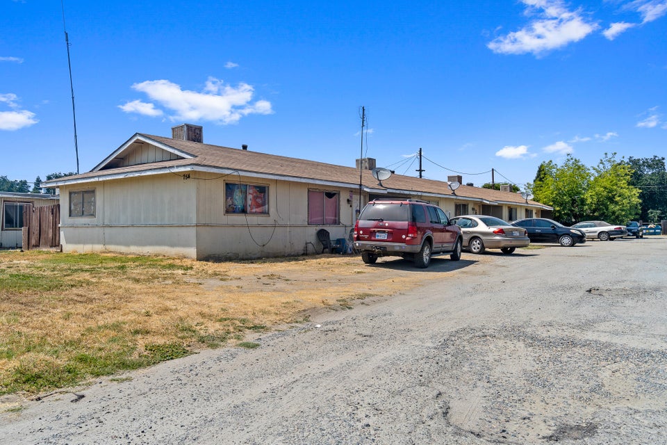 RobertCasarezJr's tweet photo. The long house hunt is finally over. Contact me now for a showing! #homesforsale  https://t.co/GT6Pyug0kq https://t.co/UTWR0AmELQ