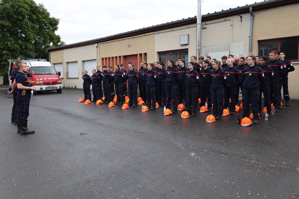 SDIS51's tweet photo. #BNJSP2023 🧑‍🚒👩‍🚒 09/07 Le 2ème jour du camp de perfectionnement pour le brevet national des jeunes sapeurs-pompiers de la Marne !

Au programme: sauvetage de sauveteur, techniques de lance, porte de forcément, appareil respiratoire isolant, établissements de plain-pied&amp;en étage… https://t.co/mdZIbnYvDX