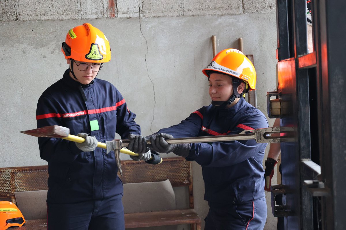 SDIS51's tweet photo. #BNJSP2023 🧑‍🚒👩‍🚒 09/07 Le 2ème jour du camp de perfectionnement pour le brevet national des jeunes sapeurs-pompiers de la Marne !

Au programme: sauvetage de sauveteur, techniques de lance, porte de forcément, appareil respiratoire isolant, établissements de plain-pied&amp;en étage… https://t.co/mdZIbnYvDX