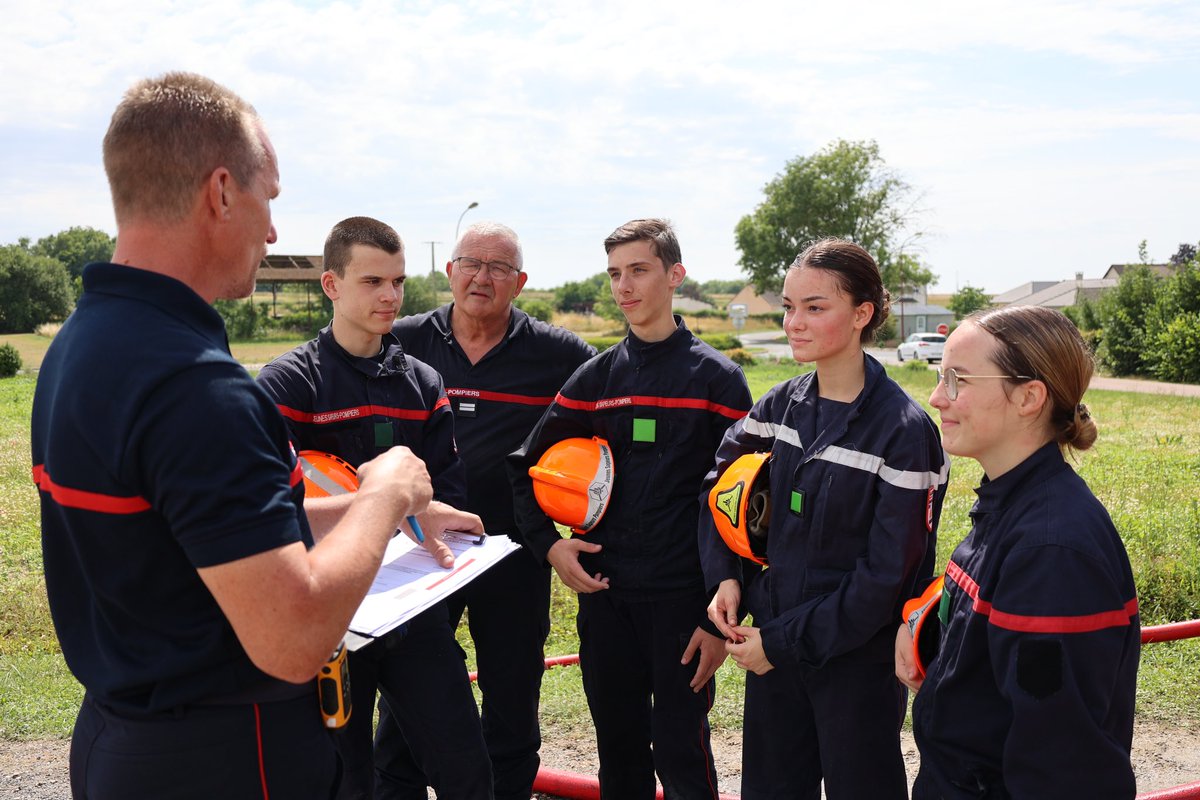 SDIS51's tweet photo. #BNJSP2023 🧑‍🚒👩‍🚒 09/07 Le 2ème jour du camp de perfectionnement pour le brevet national des jeunes sapeurs-pompiers de la Marne !

Au programme: sauvetage de sauveteur, techniques de lance, porte de forcément, appareil respiratoire isolant, établissements de plain-pied&amp;en étage… https://t.co/mdZIbnYvDX
