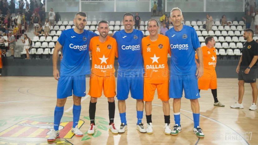 David Herraiz R. (@davidherraiz14) on Twitter photo Gran evento el Legends Futsal de <a href="/ae_whynot/">AE Whynot</a>, con muchos reencuentros, y en especial este, el de cinco amigos que en 2008 pusieron su granito de arena para devolver a <a href="/fsalagarcia/">Industrias Santa Coloma</a> a 1ª División.
#LosQueSubieronaMarfil
📸 <a href="/ErnestoAradilla/">ErnestoAradilla</a> Gran evento el Legends Futsal de <a href="/ae_whynot/">AE Whynot</a>, con muchos reencuentros, y en especial este, el de cinco amigos que en 2008 pusieron su granito de arena para devolver a <a href="/fsalagarcia/">Industrias Santa Coloma</a> a 1ª División.
#LosQueSubieronaMarfil
📸 <a href="/ErnestoAradilla/">ErnestoAradilla</a>