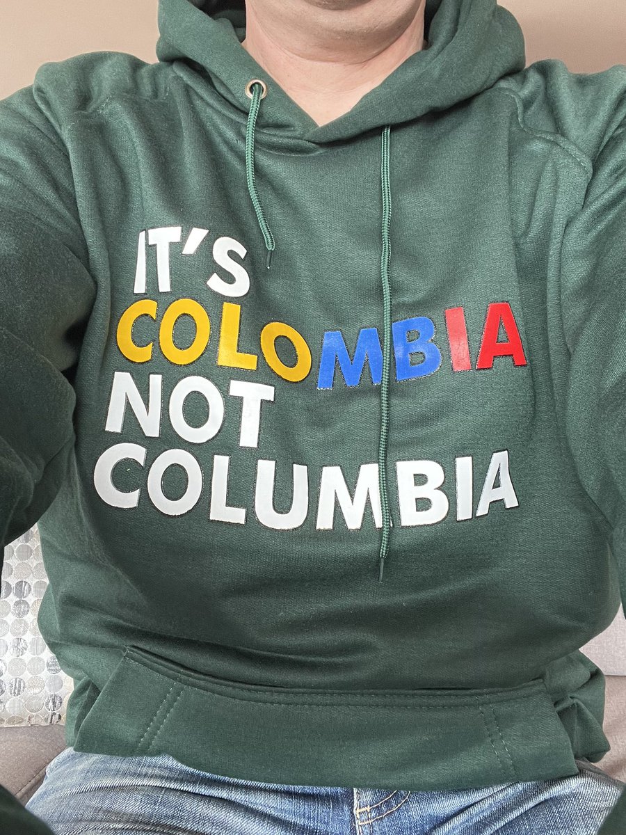 AusEmbCO's tweet photo. Con la participación de la selección femenina de Colombia 🇨🇴 en la Copa Mundial Femenina de la FIFA ⚽️ este mes, he leído demasiados artículos con faltas de ortografía 🤦‍♂️. 

¡Así que he comprado esta suéter para ayudar a algunos periodistas a aprender a deletrear! 😉 https://t.co/CbMKbWxjup