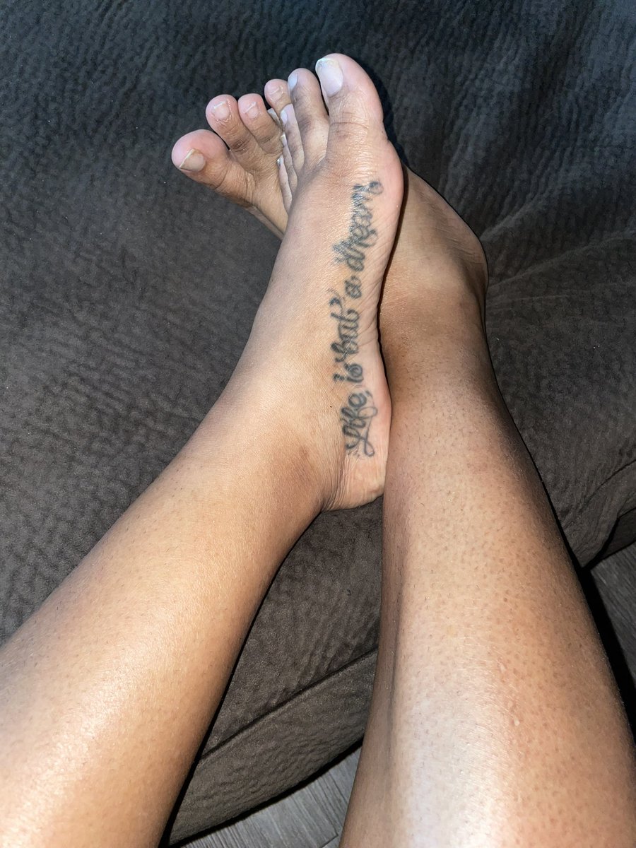 FeetAtYourFeet's tweet photo. Pedicure needed. Whose feet are these? #feetworshi̇p #footlover #ebody #feetfinder #pedi #feet #baretoes #feetlover #foot #tattoo #pedicure #funwithfeet https://t.co/xVHhrWh6TJ