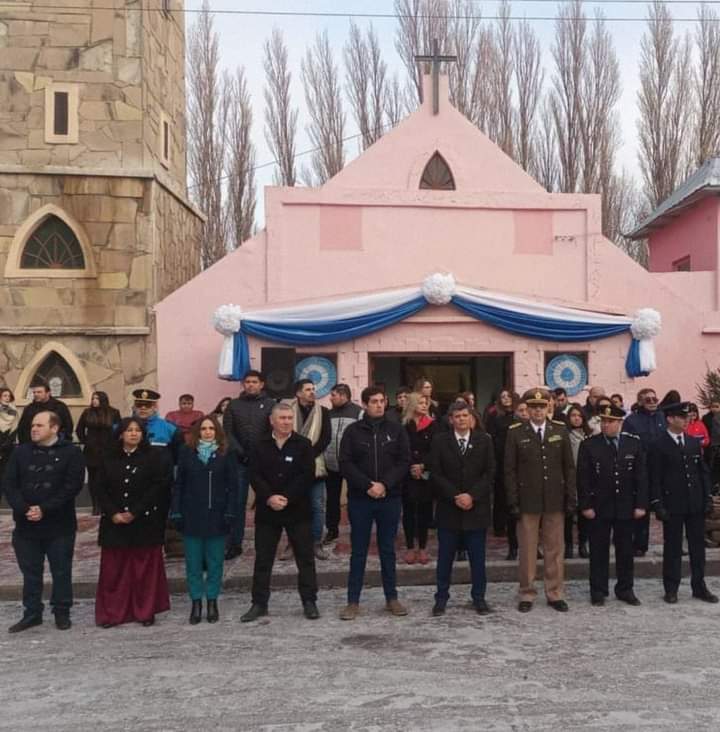 nadiariccisc's tweet photo. Junto al futuro Intendente de #PeritoMoreno @maty_tre , participamos del día patrio en nuestra hermosa Iglesia. #IndependenciaArgentina https://t.co/7l4uU0OuFI