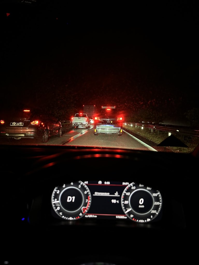 ammar_runner7's tweet photo. @plustrafik pegun menghala ke selatan selepas persimpangan ayer keroh. Major accident? https://t.co/kKc5CQbb8V