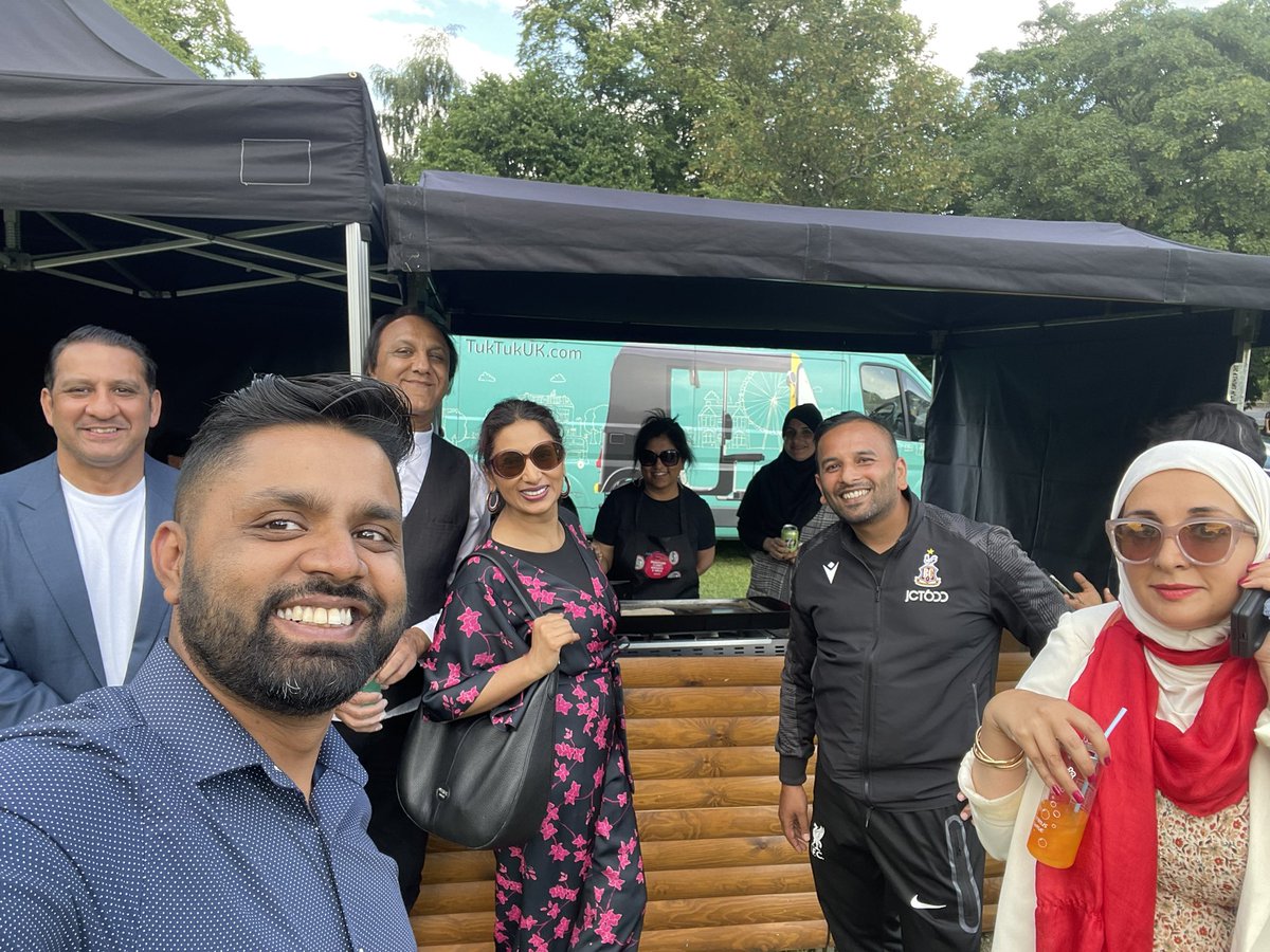 Amazing weekend at #bradfordcurrymela great atmosphere, manage to meet lots of friends after a long time. 

Big shout out to <a href="/EditorASNews/">Fatima Patel</a> for putting up an amazing weekend.

#bradfordcurrymela #bradfordcurryawards #greatweekend #amazingcrowd #amazingentertainment