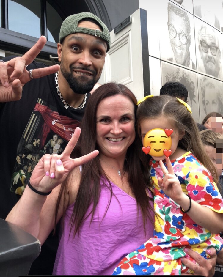 MissWhitts's tweet photo. Went to see the Wizard of Oz tonight and it was brilliant! The cast were amazing on stage and off!! Thank you @AshleyBanjo for the photo. My daughter danced all the way home.
#wizardofoz #London #memories #yellowbrickroad #westend https://t.co/3WpxfcRueA