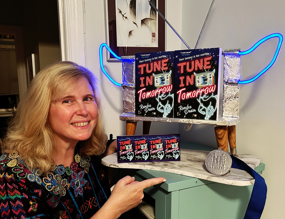 randeedawn's tweet photo. I've got a READING at @readercon ! Come hear me share tales from "Tune in Tomorrow" (and its in-progress follow up) on Friday 7/15 @ 8pm in Blue Hills! I can't wait to share these "funny as hell" characters with you -- plus I'll take questions and sign books! #BeTheMango ππ€£π₯ https://t.co/BmkEyXGaNw