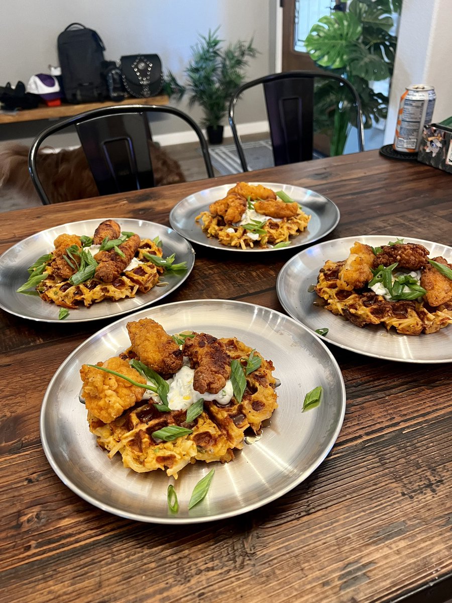 LyellDaWoof's tweet photo. Made some cheesy potato and green onion waffles topped with a creamy chive sauce, fried chicken, and hot honey. Garnished with a little more green onion as well.
Not bad for homemade brunch!
#gayswhocook #homechef #fromscratch #kitchencub https://t.co/G5AdUwEzib