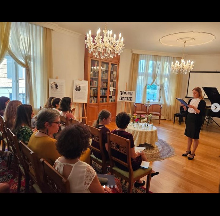 Photos from a commemorative event that took place in Slovakia to honor the 10 women and the women of Iran today who continue to work towards equality for everyone #OurStorylsOne 

عکس‌هایی از بزرگداشت زنان ایران در اسلواکی
#داستان_ما_یکیست