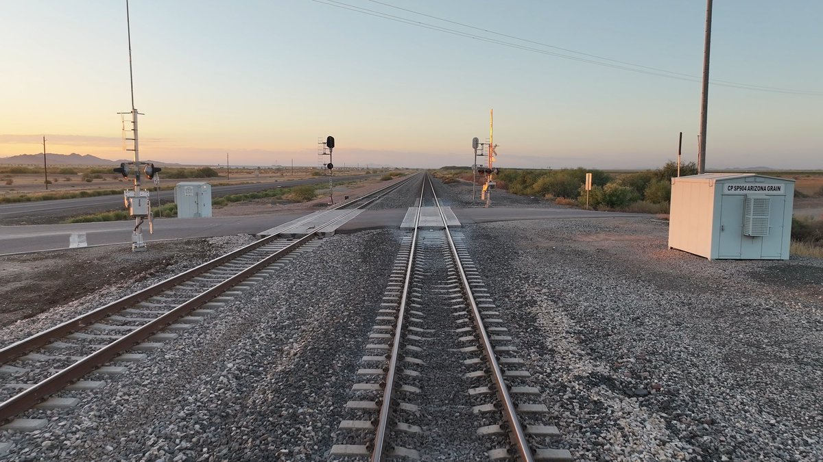 urbie's tweet image. Ya gotta look really close the last four or five seconds to see it.. #jackrabbit crossing the #railroadtracks #railphotography #dronephotography #mavic3pro #arizonagrain #maricopaAZ #goldenhour #oldpa #deet