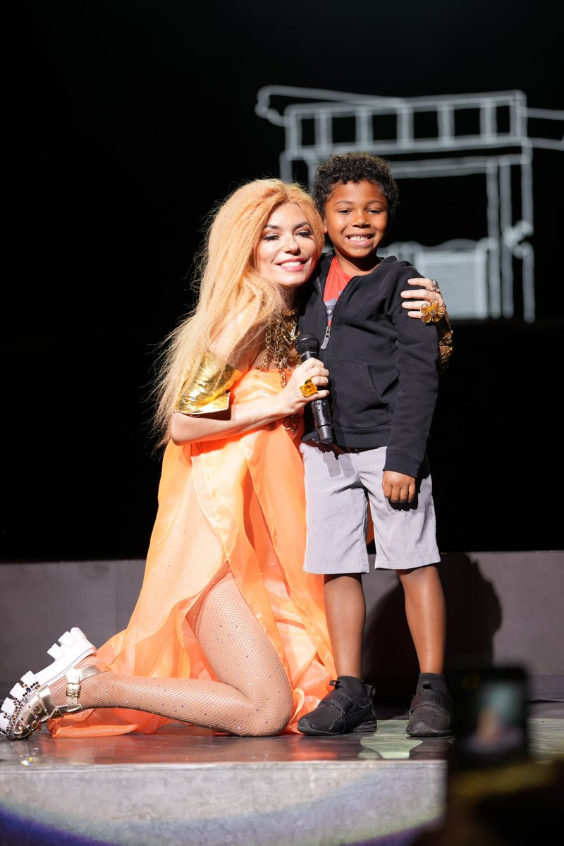 ShaniaTwain's tweet photo. SOLD OUT IN SYRACUSE 🤠 Always a joy to have @breland join me on stage and I met the sweetest little boy who’s favorite song is “Whose Bed Have Your Boots Been Under” but he doesn’t like to sing though 😉 

See you in Mansfield tonight!! #QueenOfMeTour https://t.co/kyBbvICHdH