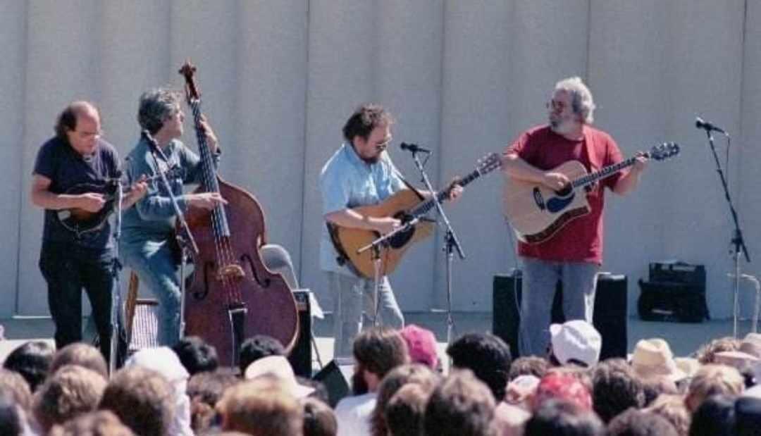 GratefulDeadHub's tweet photo. (7/9/88) Frost Amphitheater, Palo Alto, CA. @jerrygarcia #JohnKahn, #DavidNelson #SandyRothman #HotTuna (📸Gary Worsham, Tim Mosenfelder) https://t.co/pgJOmLkgUs