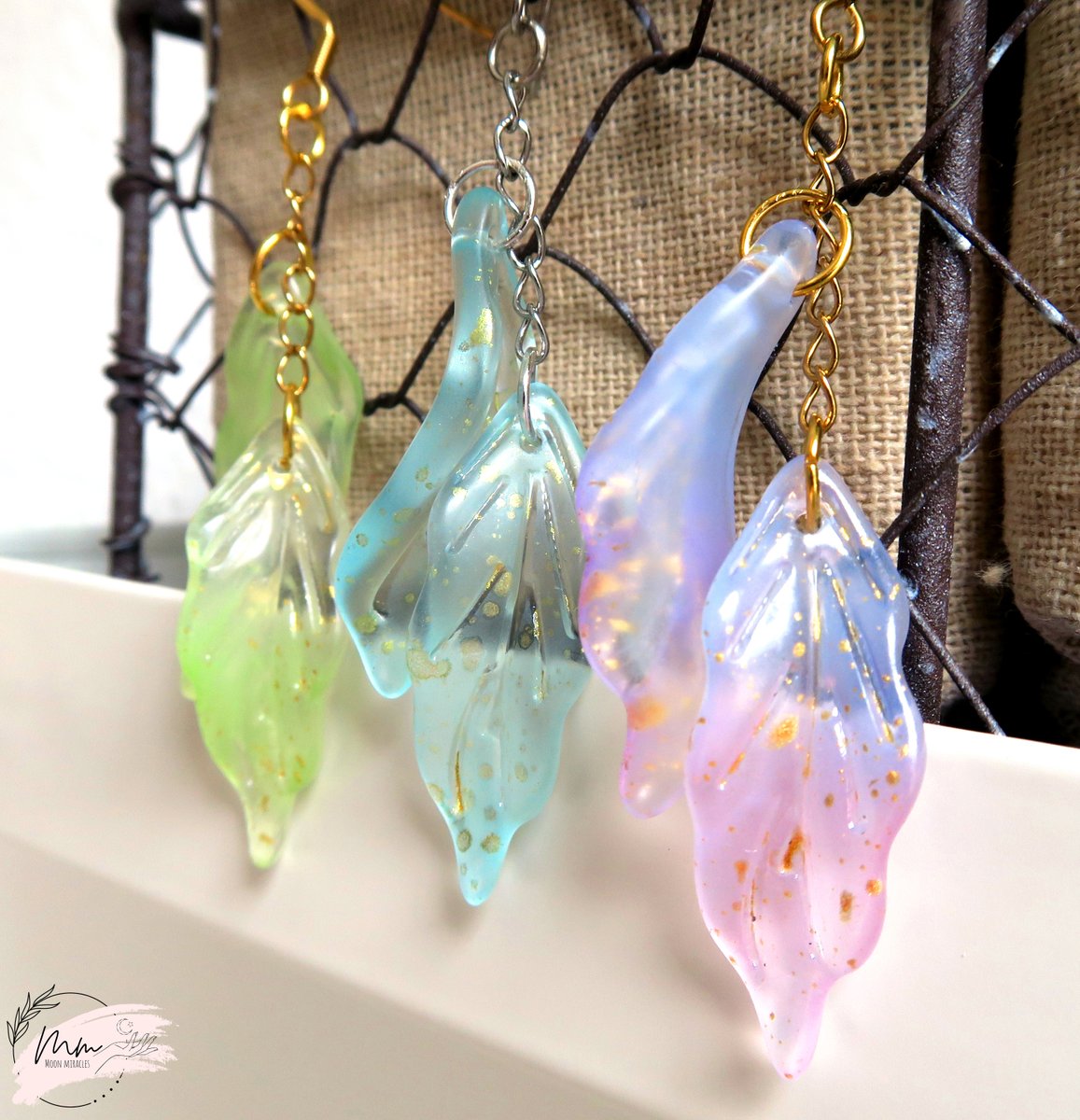 MoonMiraclesArt's tweet photo. Nuestros sets de hojas (o alas de hada) son de nuestros favoritos. Pese a ser de cristal, no se hacen pesados en la oreja. Y aportan tanta luz al rostro... Son espectaculares.

¿Tenéis ya vuestro set?

🔹Precio del conjunto: 15€ 
🔹Envío certificado: 3€ https://t.co/v6MWsScwtw