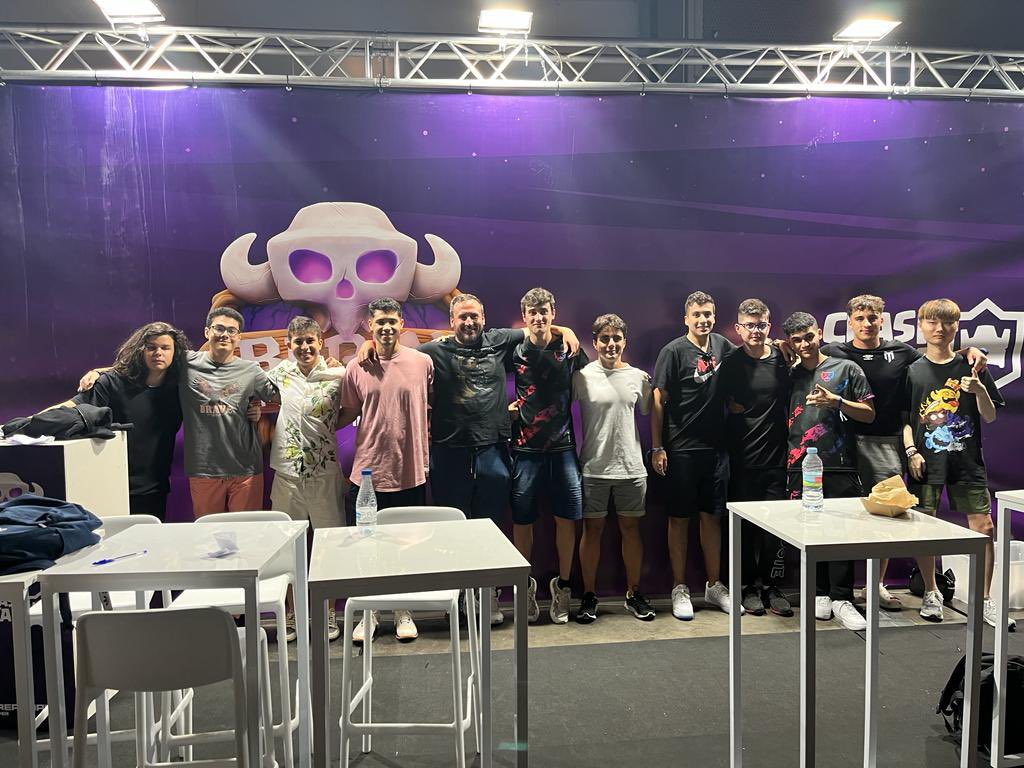 RevolAimar tweet media