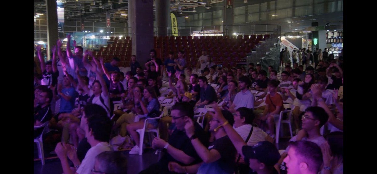 RevolAimar tweet media