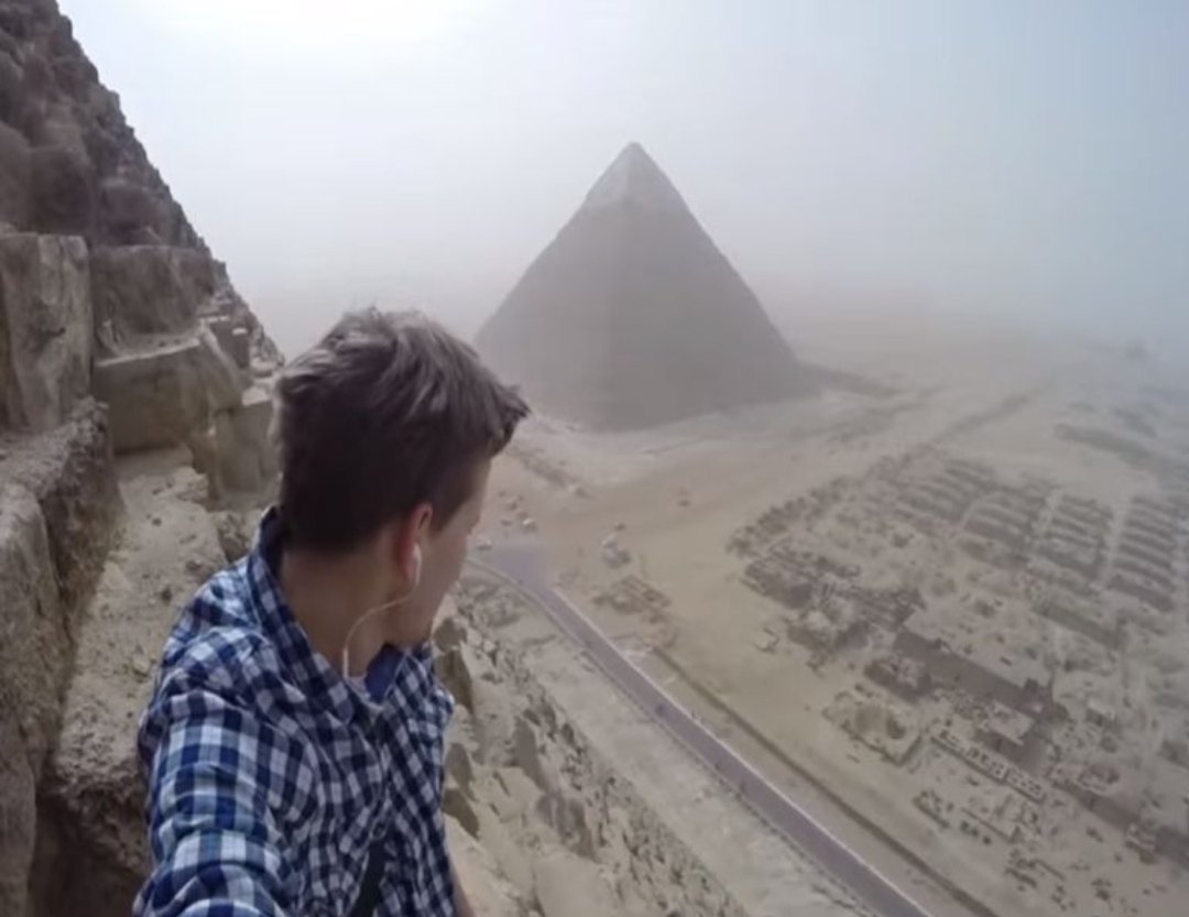 jerordrgz's tweet photo. Mi madre: Donde están tus ahorros? 

Yo en las pirámides de Giza viendo a Travis Scott lanzando Utopia: https://t.co/nEBOLonETj