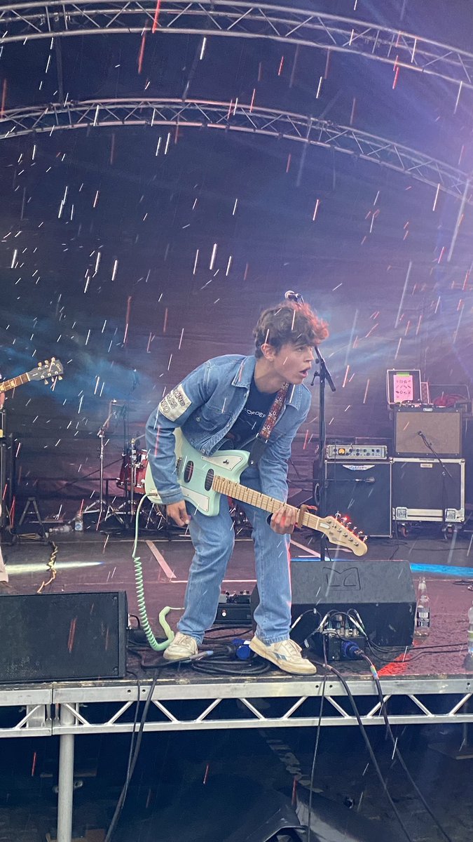 tomasmithmusic's tweet photo. Biblical rain doesn’t stop the Sunderland lot. Sang their hearts and me proud to be one of them. Thanks @sunnisidelive https://t.co/uOSaHevAFk