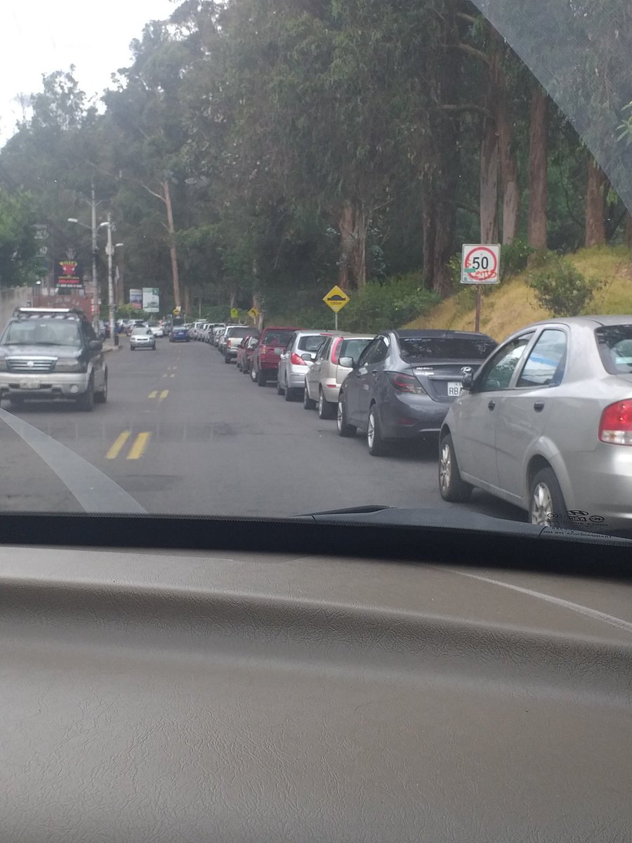 JuanQuituisaca's tweet photo. @PoliciaEcuador @amcquito @MunicipioQuito en el reclutamiento de Aspirantes a Policias en el Parque Metropolitano La Armenia, cada día más desorden y basura. https://t.co/qssGG4ppVu