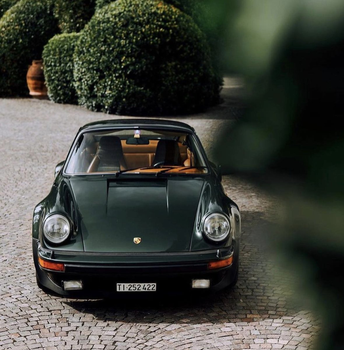 In Waiting. 

Source: @monarchtailoring
.
.
.
#publishbrand #menscarinspo #luxuryinspo #luxurycar #vintagecar