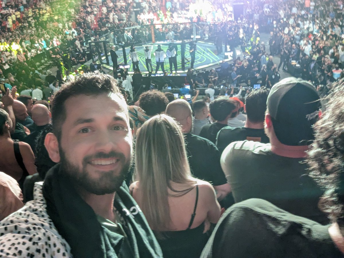 crferrie's tweet photo. Hey Vechain holders!! I'm looking for photos of you at any of the @ufc events that @vechainofficial has put on for us lucky fans!!
Feel free to post them below or dm me ๐๐ค๐ผ
#Vechainfoundation #VechainxUFC #UFC #WorldofV #Vesea https://t.co/2AKXEnnsCt