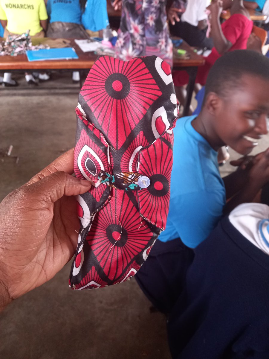 hindurainit's tweet photo. One of our best trainees improvised and added some length to her #InstantPad during our #minitraining in Ndejje High School.
Oh yeah, ofcourse she won some moneys for that creativity.

#SeedTheChange 
#upgsustainability 
#Tribe54 #EnviroSquad https://t.co/V8Zug73pXq