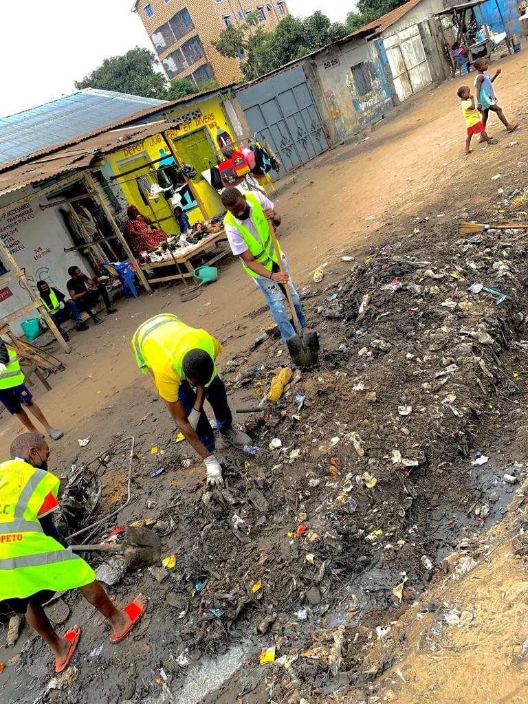 Jmulumba45's tweet photo. #Asbl/ AJPDC

#Masina Bopeto

Dans notre combat de lutte contre l'insalubrité. Nous avons procédé hier à l'assainissement dans le quartier MfumuNsuka précisément à Rail.

On parlera de nous". https://t.co/2qEhgaG6zX