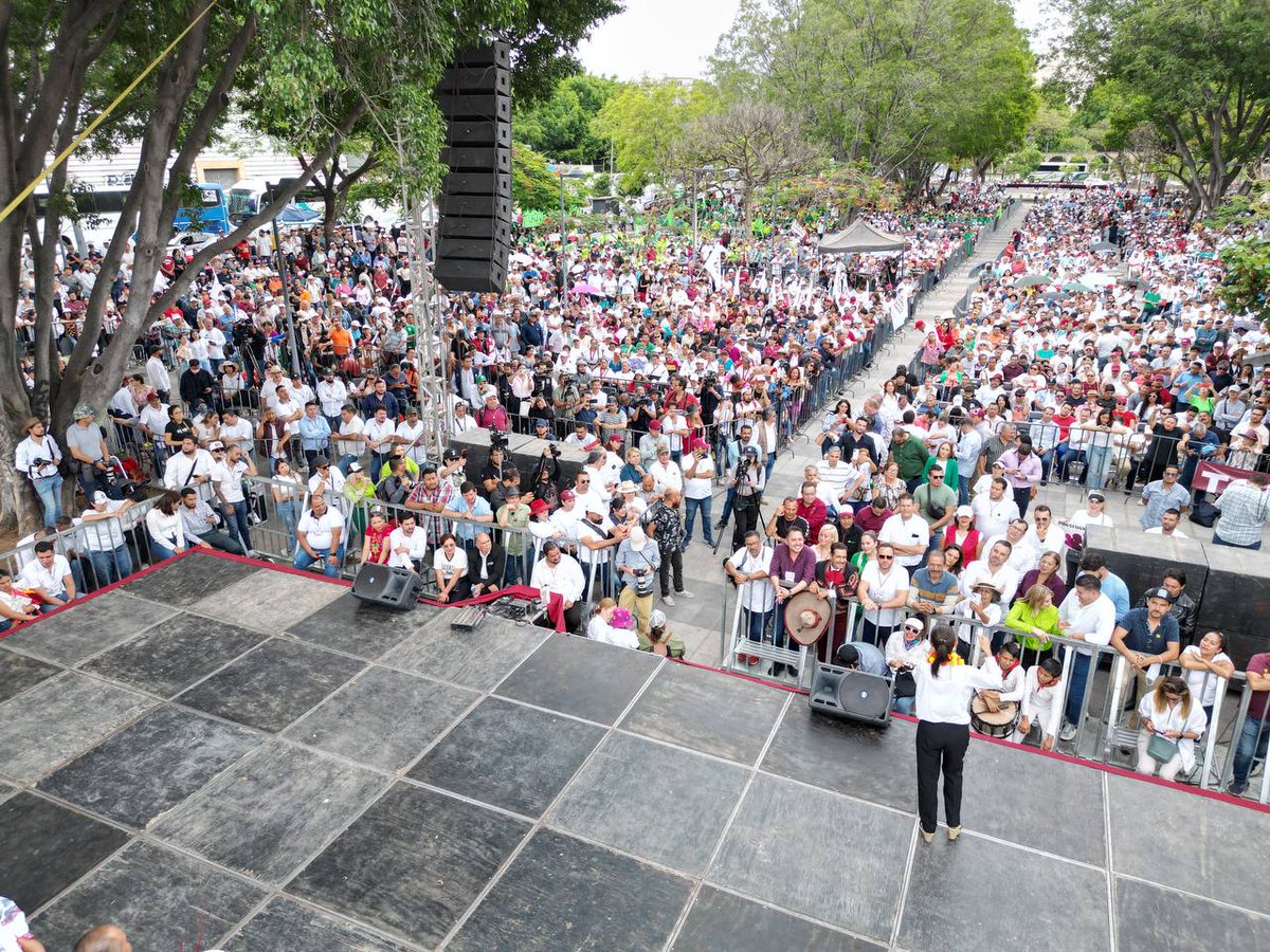Claudiashein's tweet photo. Ante 15 mil hombres y mujeres de Jalisco en la plaza Juárez de Guadalajara decimos: aquí vamos todas y todos en unidad por la transformación, o dicho de otra forma, aquí no se raja nadie, nos sale del alma gritar con calor: ¡viva la 4T!, ¡viva Jalisco!, ¡viva México! https://t.co/yDm1phZHzT