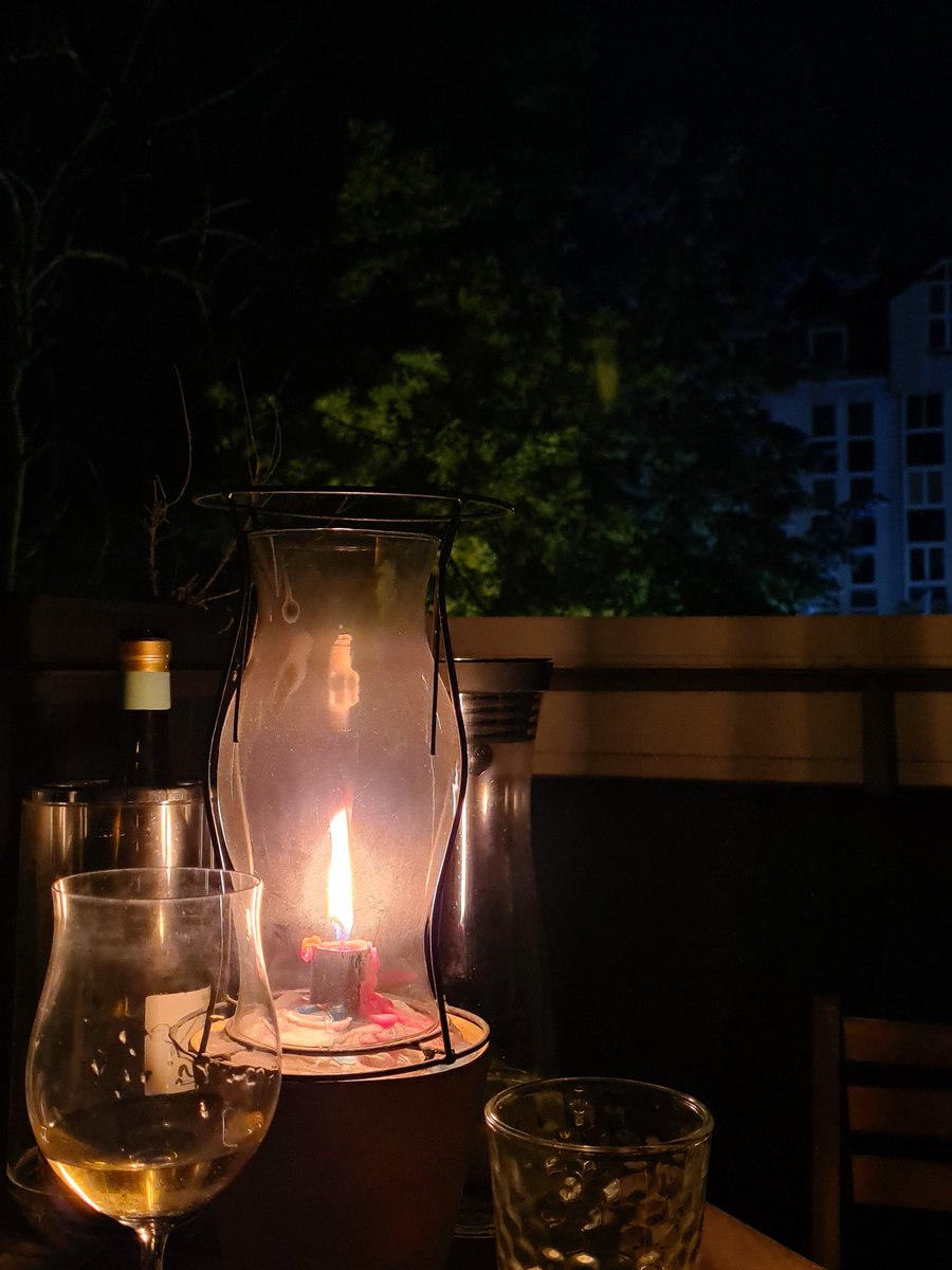 Subtexta's tweet photo. Mediterrane Balkonnacht in Berlin - mal wieder viel zu schön um zu schlafen 💙 https://t.co/ETbdu856Io