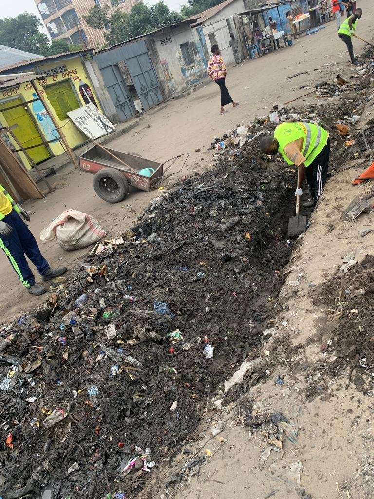 Jmulumba45's tweet photo. #Asbl/ AJPDC

#Masina Bopeto

Dans notre combat de lutte contre l'insalubrité. Nous avons procédé hier à l'assainissement dans le quartier MfumuNsuka précisément à Rail.

On parlera de nous". https://t.co/2qEhgaG6zX