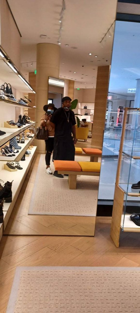 EileenDenndc's tweet photo. Stepping into the world of luxury at #BeverlyCenter! The LV store has me feeling like a modern-day fashion royalty. ๐๐๏ธ #LuxuryLifestyle #LVObsessed https://t.co/c5ihHbHBMB