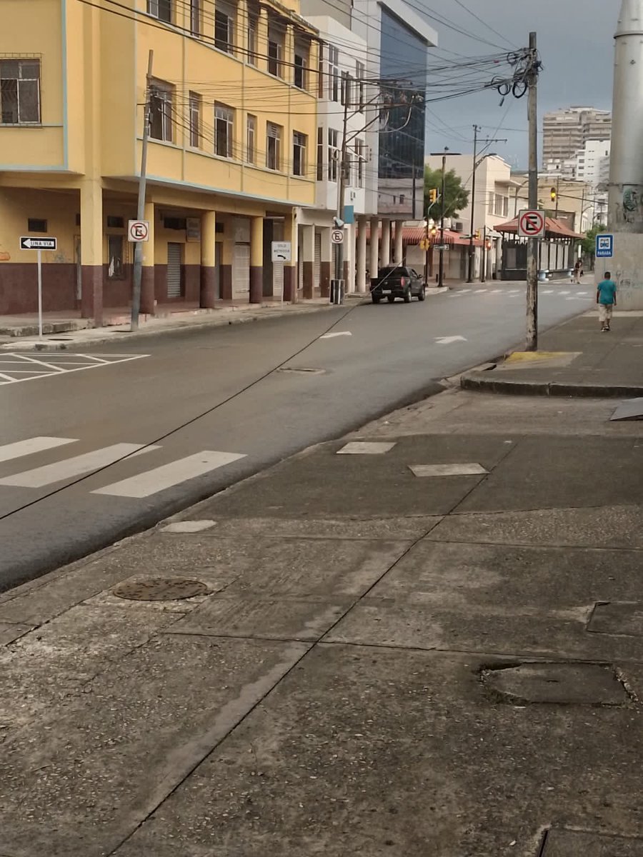 luisri89's tweet photo. @servicioscnelep @ClaroEcua @CNT_EC @TelconetLatam @XtrimTvcableGye Estimados Buenas tardes, favor enviar a uno de sus equipos a validar si les corresponde un cable colgando y otros próximos a colgar, no permite el ingreso de vehículos a la Empresa. Dirc: Cordova y Julian Coronel https://t.co/Djh0rrguqQ