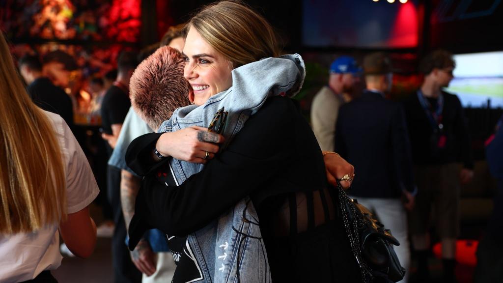 Cara Delevingne com Florence Pugh hoje no #BritishGrandPrix em Silverstone, no Reino Unido – 9 de Julho.