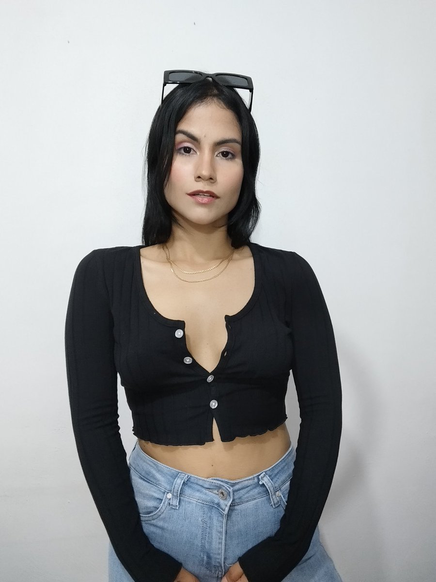 Me da vergüenza cuando hago fotos y reels para mi tienda online, pero igual subo esa vaina 😂