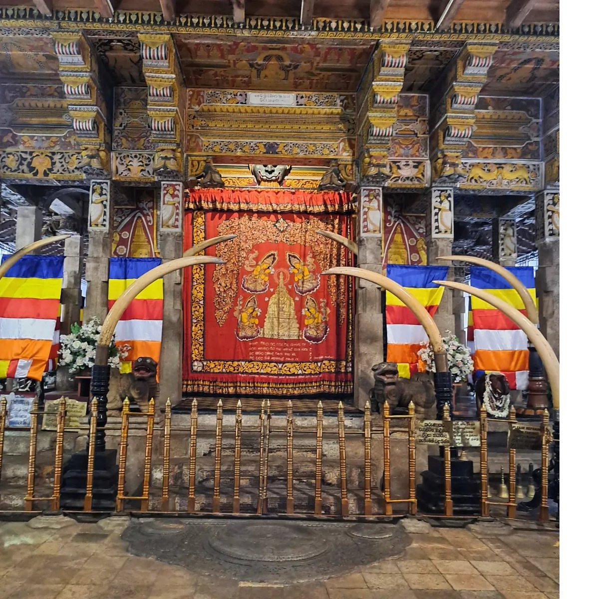 Exploring the Sacred Temple of Tooth Relic in Kandy 🤠#srilanka #visitsrilanka #exploresrilanka #tours #wildlifetours #naturetours #tourguide #guidedtour #nature #adventuretravel #bespoke #experience #immersive #vacation #holiday #experientialtravel #experientialtravellerlk