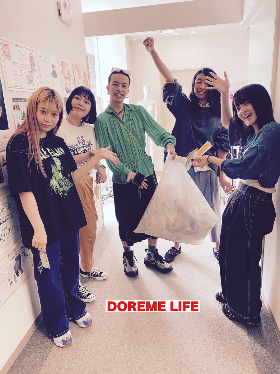 doreme1939's tweet photo. 【服飾専門学生の日常】
昨日、無事に裏参道祭りを終えました
今日は祭り明けのゴミ拾い！

ゴミ拾いするまでも無く
裏参道かなり綺麗でした

落とし物を拾いました
可愛い髪飾り

お心当たりのある方は
DOREMEまでご連絡ください

裏参道祭りお疲れ様でした！
楽しかったー！

#DOREME #ファッション https://t.co/GvSaq9SvA6