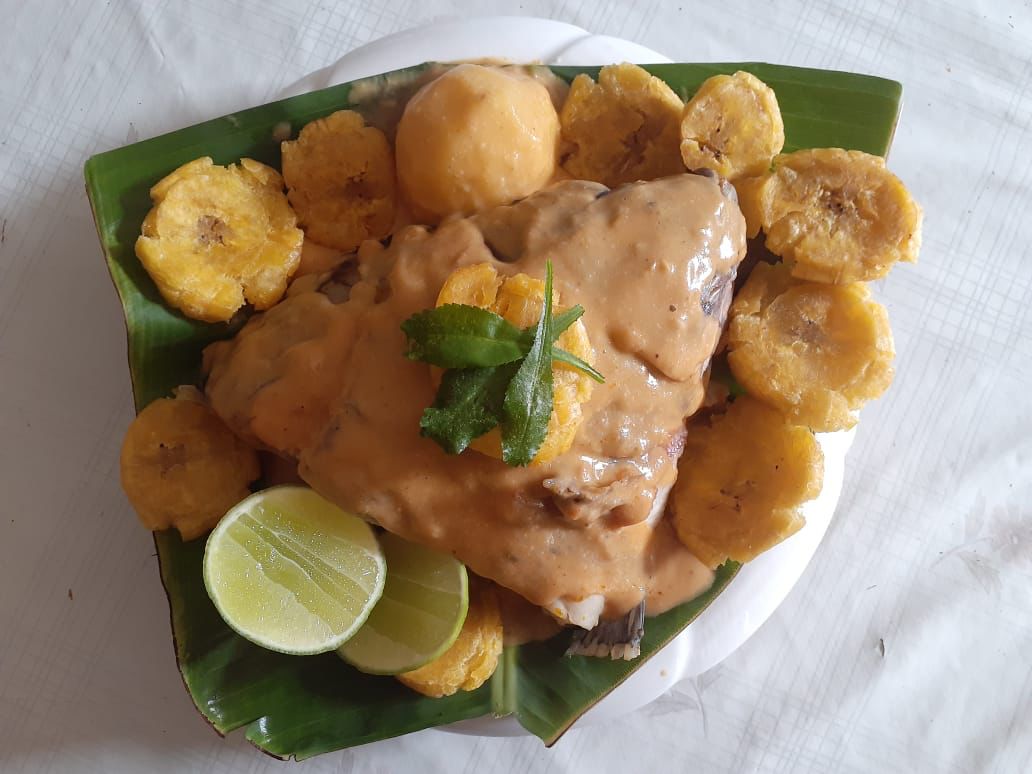 Informate593's tweet photo. El sudado de pescado con mani es realizado en hoja de verde, un refrito que condimenta la masa de verde y el mani que es el que realza el sabor de este
maravilloso plato ecuatoriano. 
Realizado por Selena Luna. https://t.co/UircJpYY5x