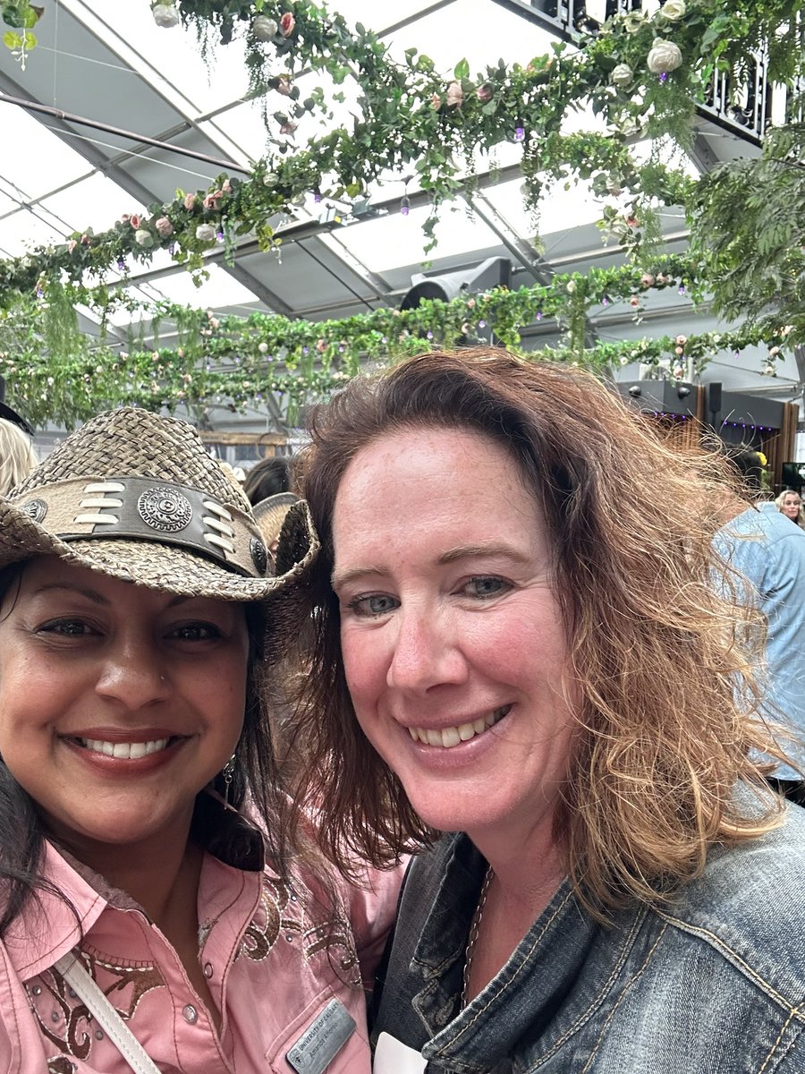 A great afternoon with <a href="/EqualVoiceYYC/">Equal Voice Calgary</a> and my fellow <a href="/ucalgaryalumni/">UCalgary Alumni</a> Tamara
#calgarystampede2023 
#representation #community #civicengagement