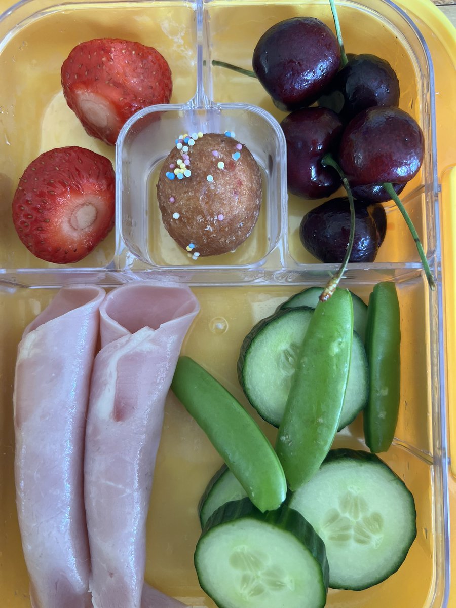 This is the lunch my six year old packed herself. 

Think I’m going to ask her to pack my lunches too.