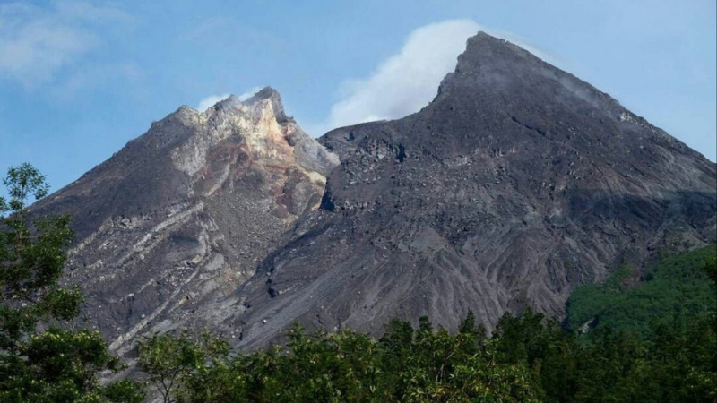 Beritabaruco's tweet photo. Morfologi Kubah Barat Daya Gunung Merapi Berubah, Gak Bahaya Tah? #Erupsisemeru #GunungMerapi #Merapi #MerapiErupsi  https://t.co/j6F6ZasQkl https://t.co/tZlA0c8b0P
