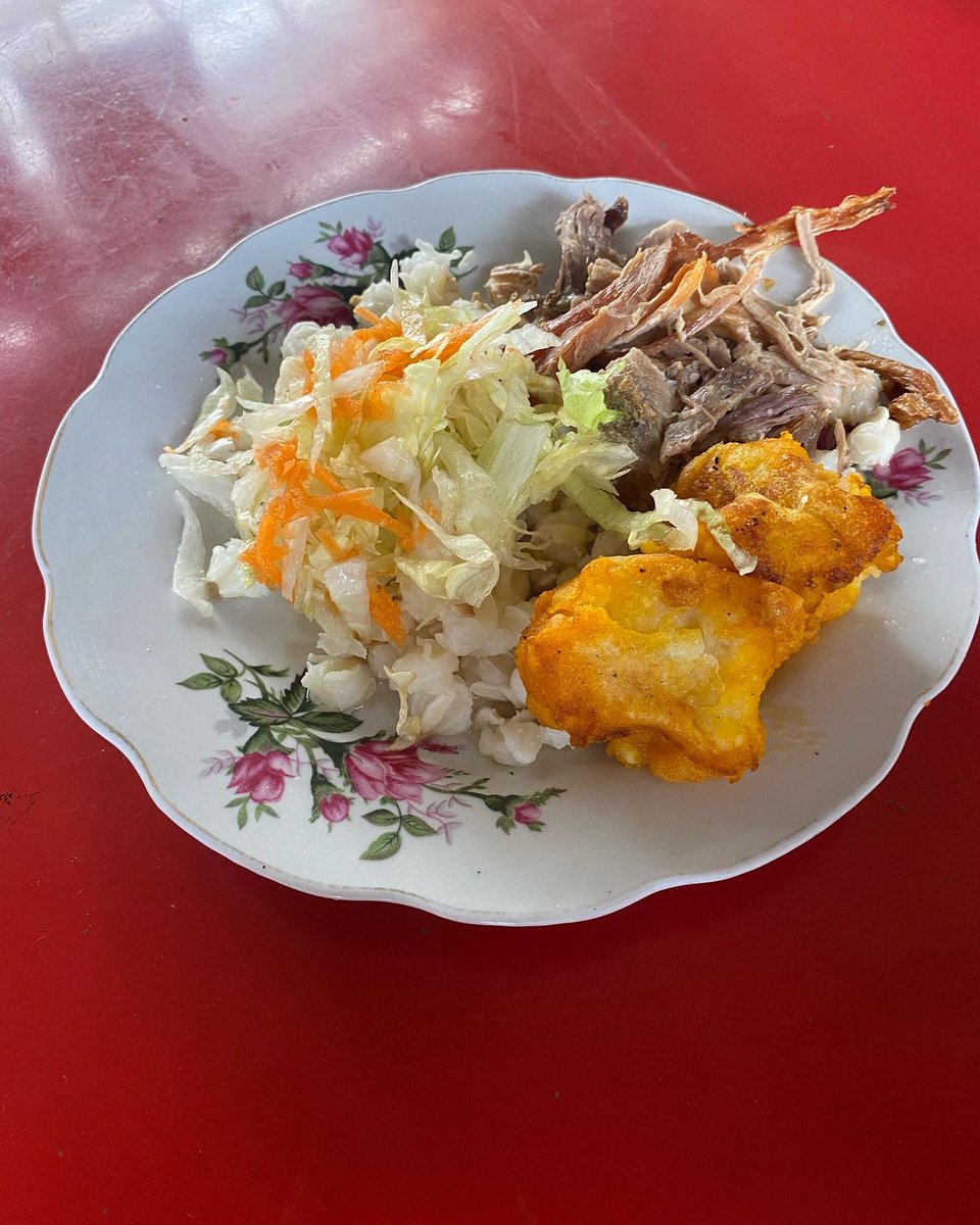 Informate593's tweet photo. El hornado es uno de los platos típicos del cantón Cuenca de la provincia del Azuay. Este platillo es el más codiciado por los turistas que visitan la ciudad. Si no probaste este plato, no llegaste a Cuenca. Realizado por Ángel Balbuca https://t.co/WxvbzMTDhK